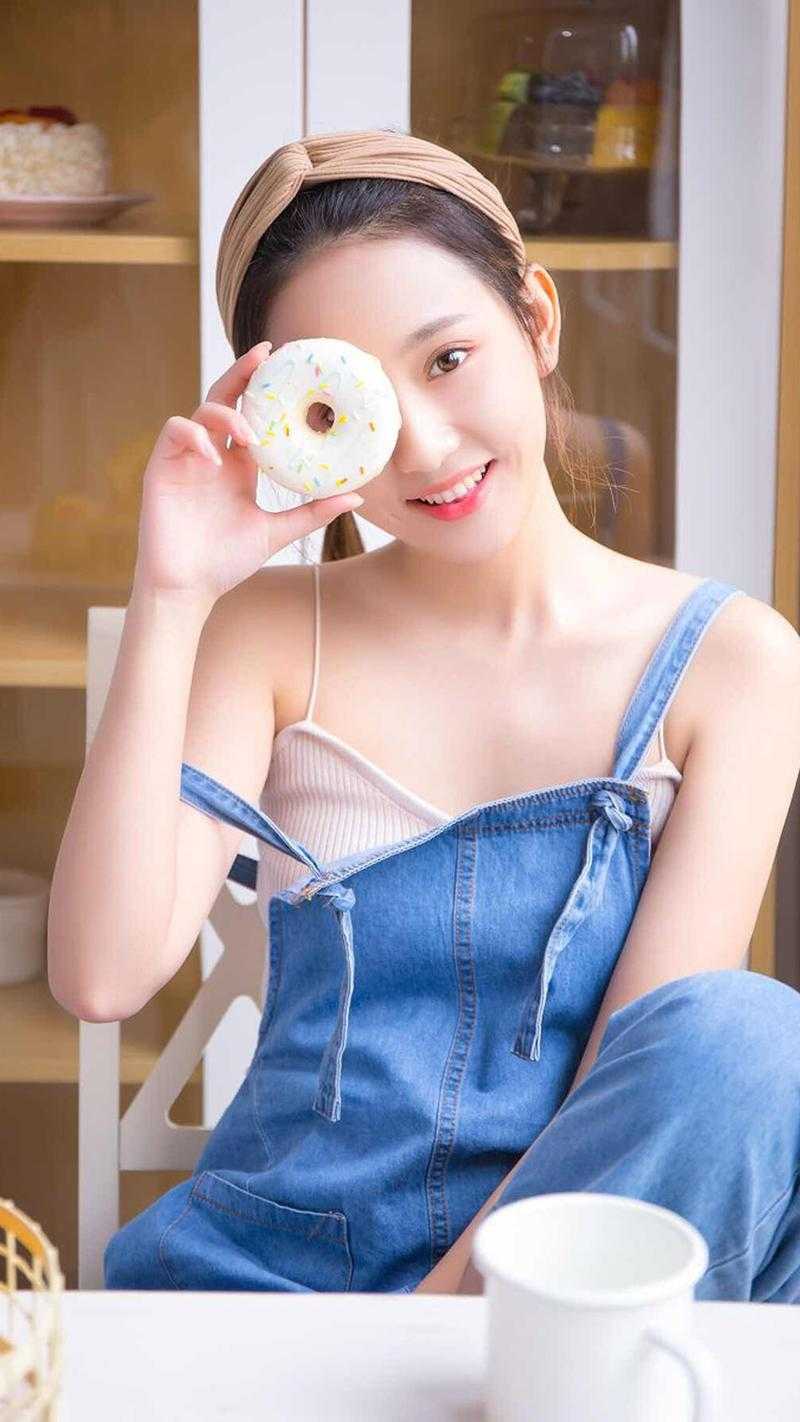 收费窗口前，未婚妻的男大实习生在掌心写下SOS在线看